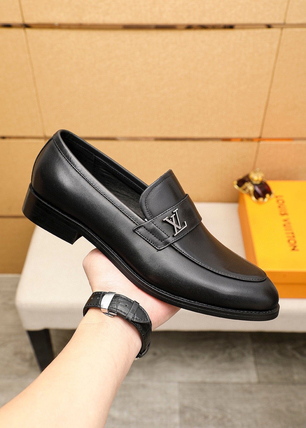 微商相册测试鞋子-Louis Vuitton Black LV Hardware Loafers — model