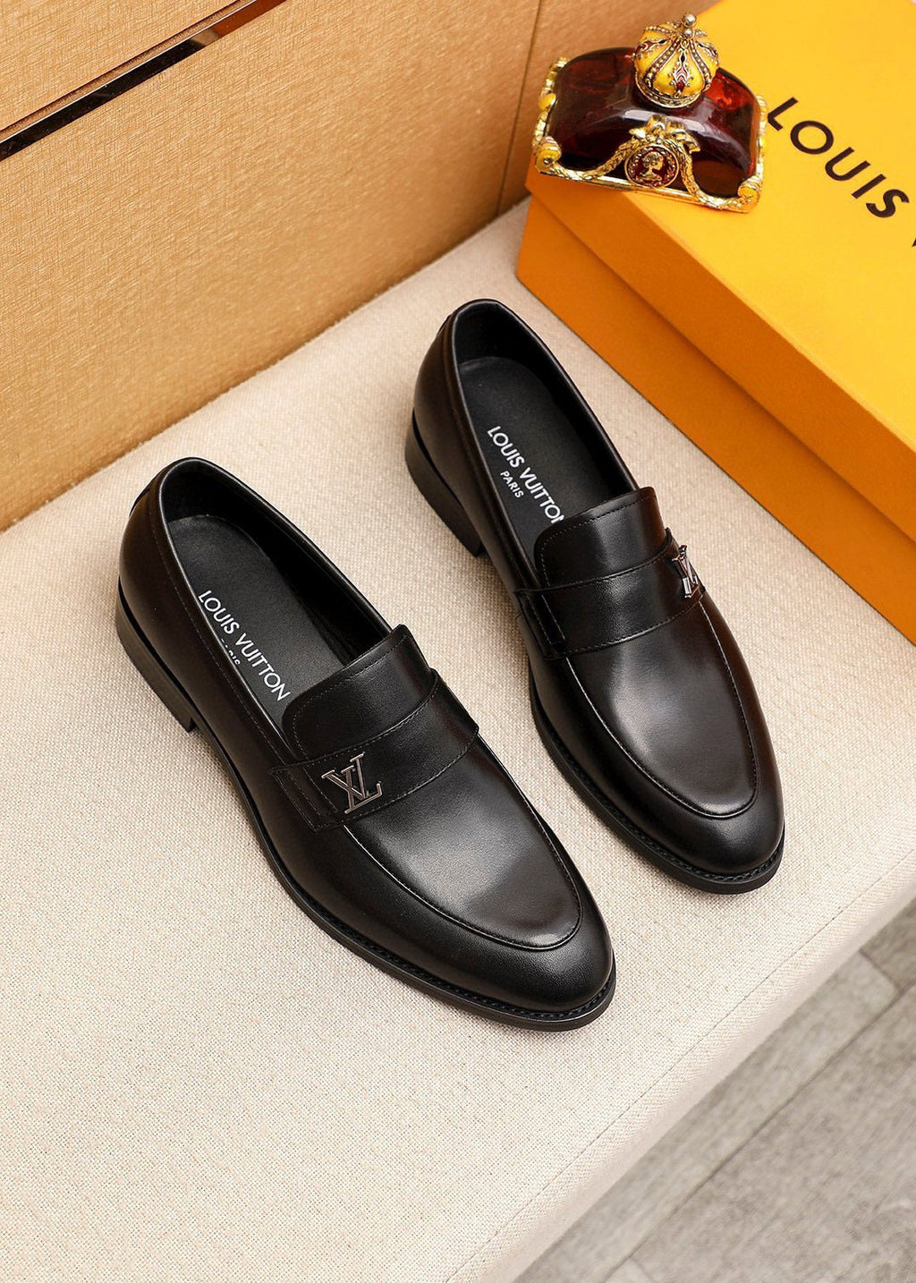微商相册测试鞋子-Louis Vuitton Black LV Hardware Loafers — hero