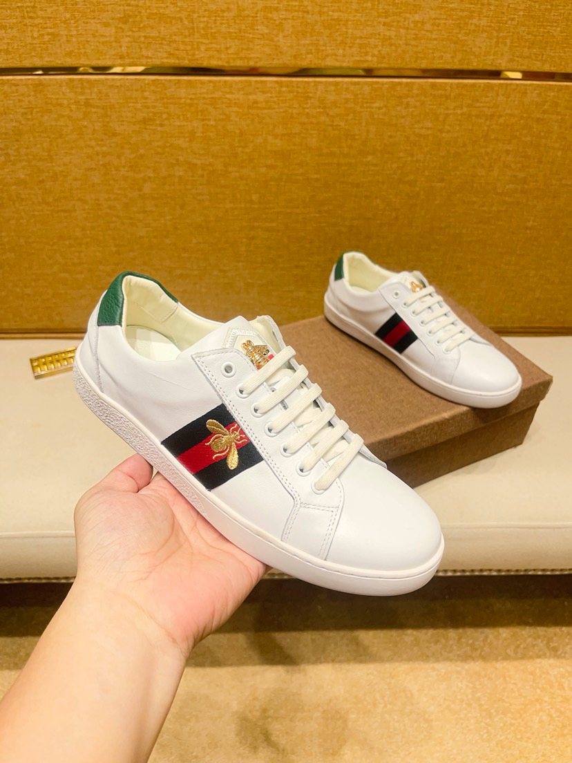 White Stripe Low-Top Sneakers — model