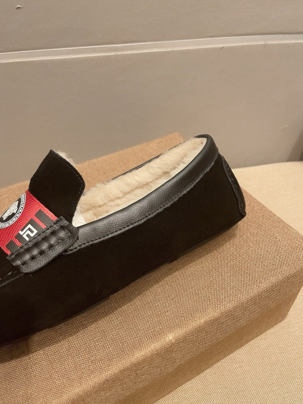 微商相册测试鞋子-Versace Black Red Accent Slip-On Loafers — detail