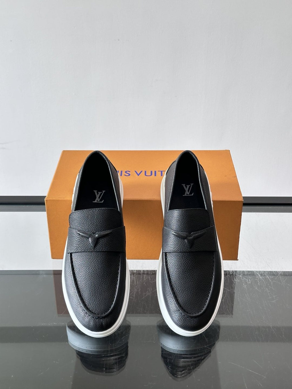 微商相册测试鞋子-Louis Vuitton Black Platform Loafers — front