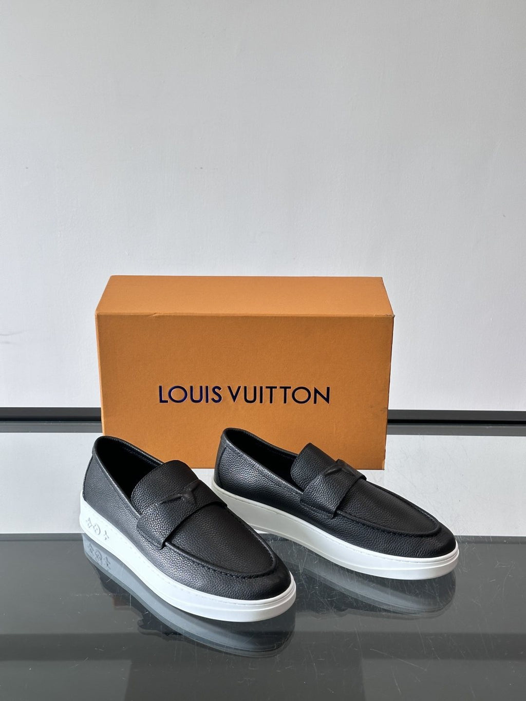 微商相册测试鞋子-Louis Vuitton Black Platform Loafers — front
