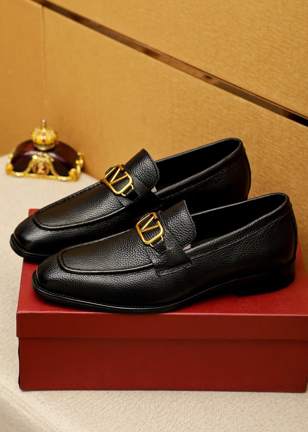 微商相册测试鞋子-Valentino Black V-Hardware Loafers — hero