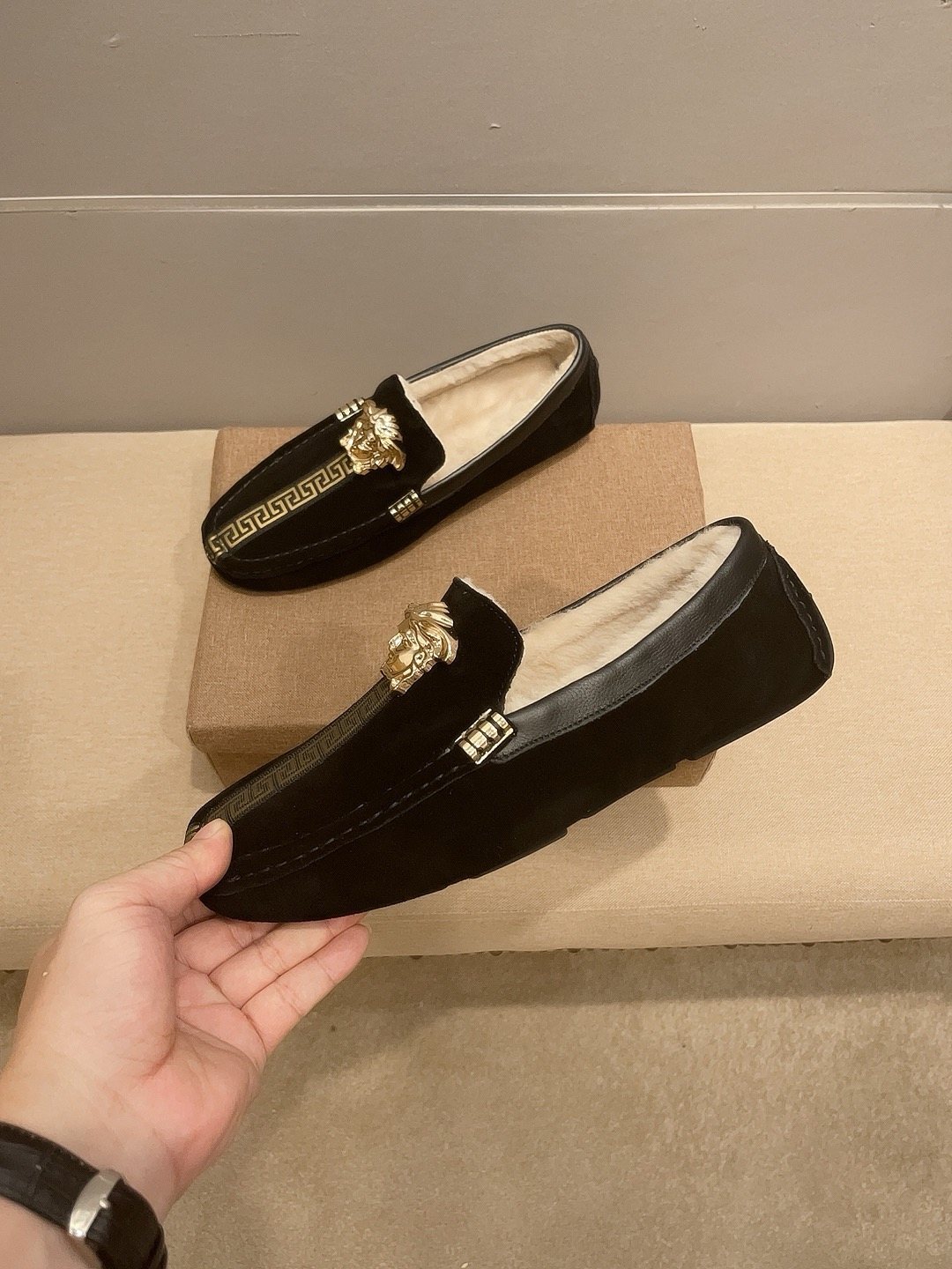 微商相册测试鞋子-Versace Black Gold-Detail Slip-On Shoes — model