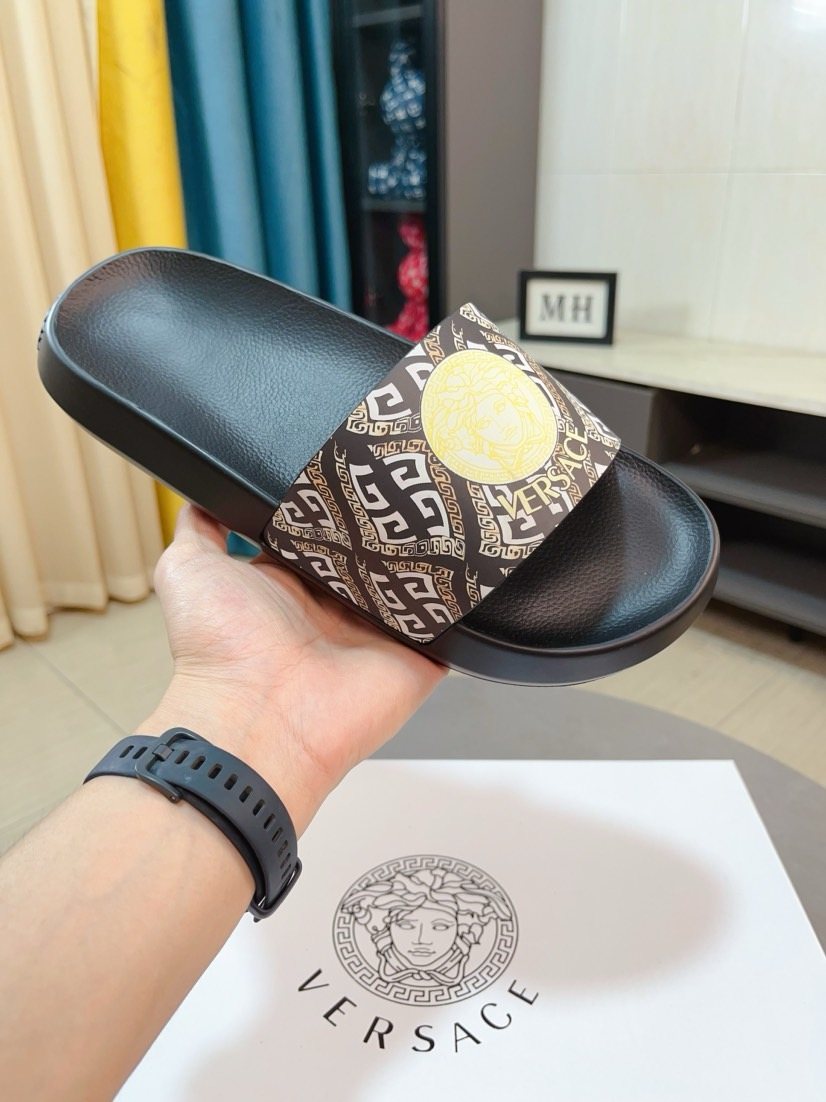 微商相册测试鞋子-Versace Patterned Emblem Slide Sandals — front