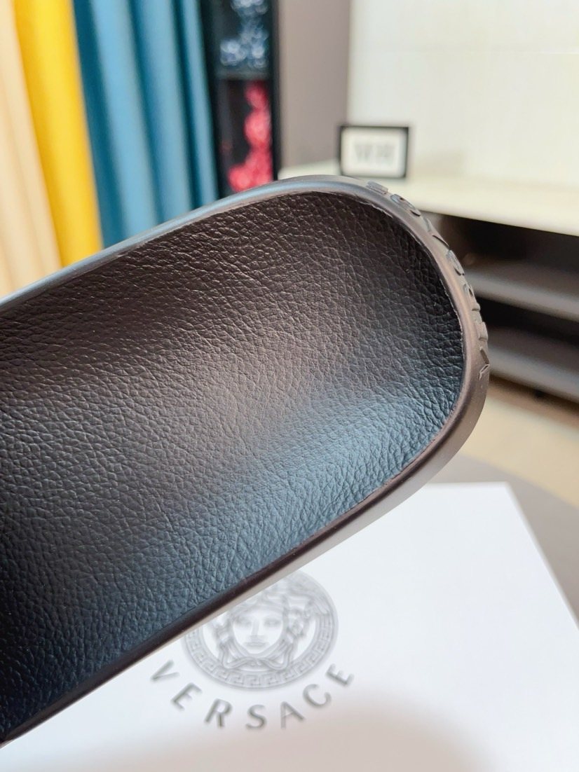 微商相册测试鞋子-Versace Patterned Emblem Slide Sandals — detail