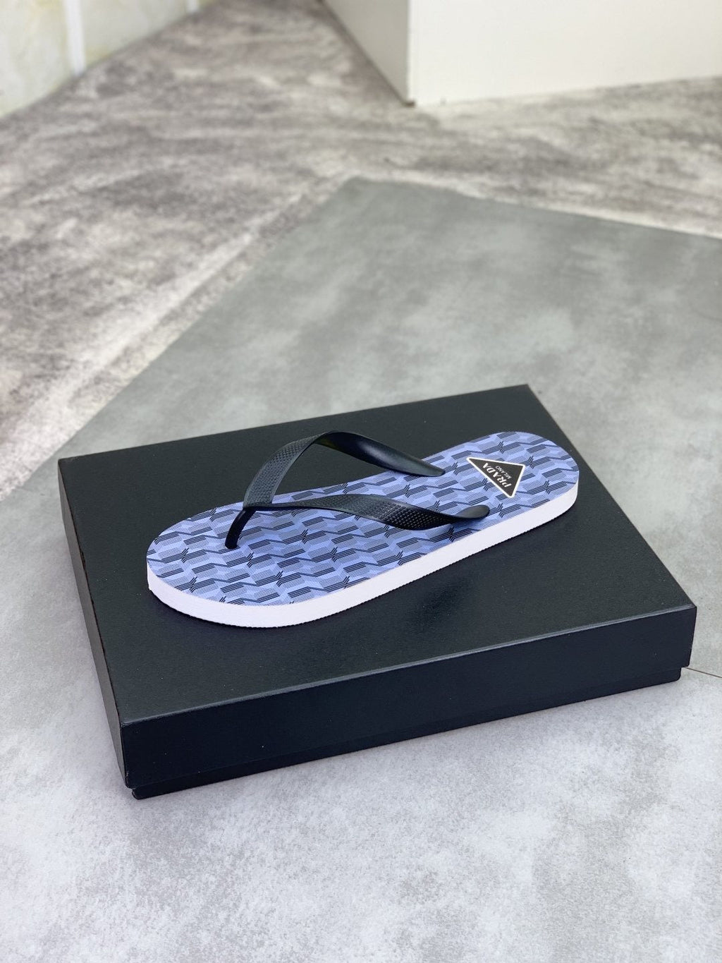 微商相册测试鞋子-Prada Geometric Thong Flip-Flops — front