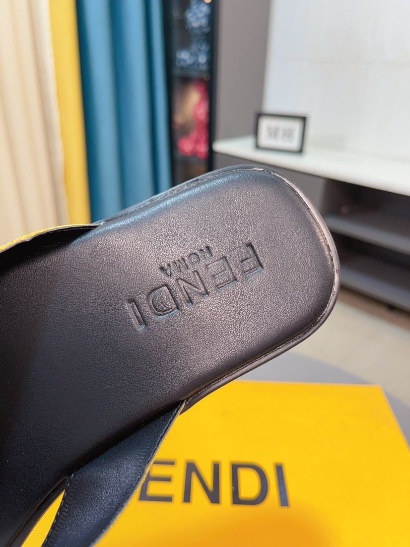FENDI Logo Strap Thong Sandals — detail