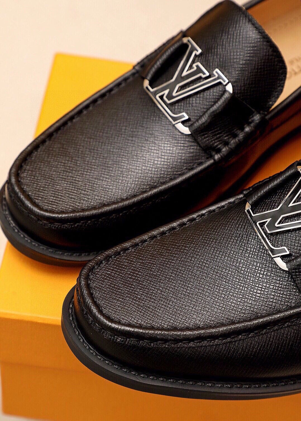 微商相册测试鞋子-Louis Vuitton Black Leather Hardware Loafers — detail