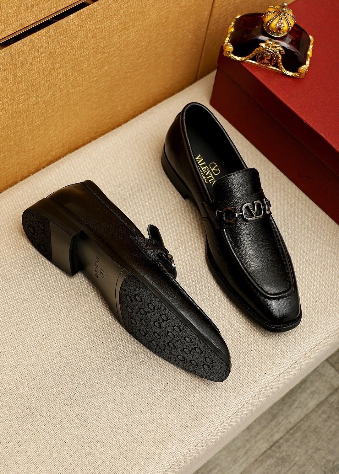 微商相册测试鞋子-Valentino Black Metal-Hardware Loafers — front