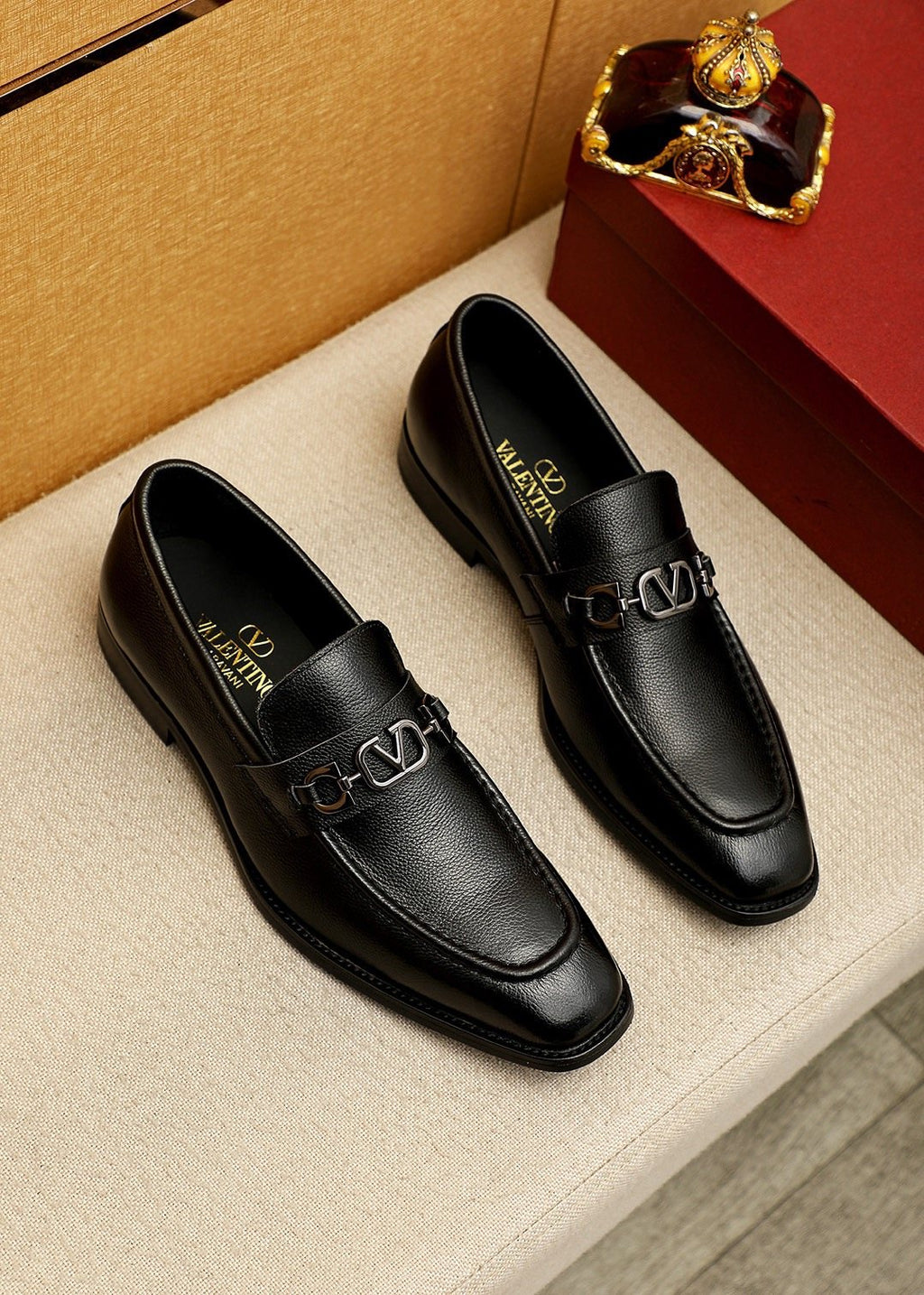 微商相册测试鞋子-Valentino Black Metal-Hardware Loafers — hero