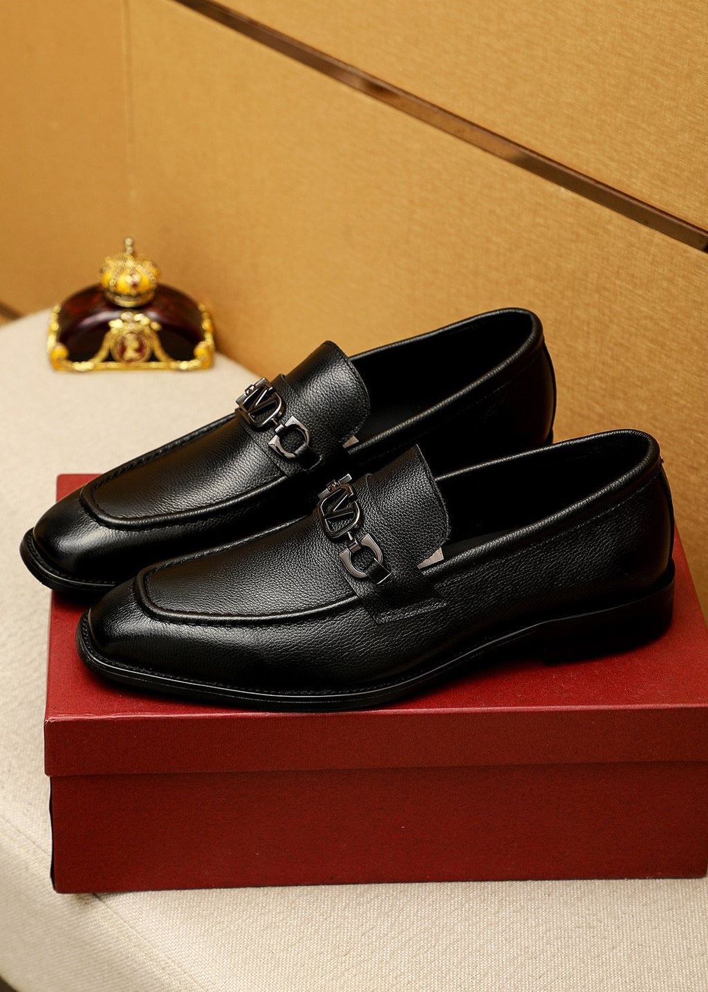 微商相册测试鞋子-Valentino Black Metal-Hardware Loafers — front