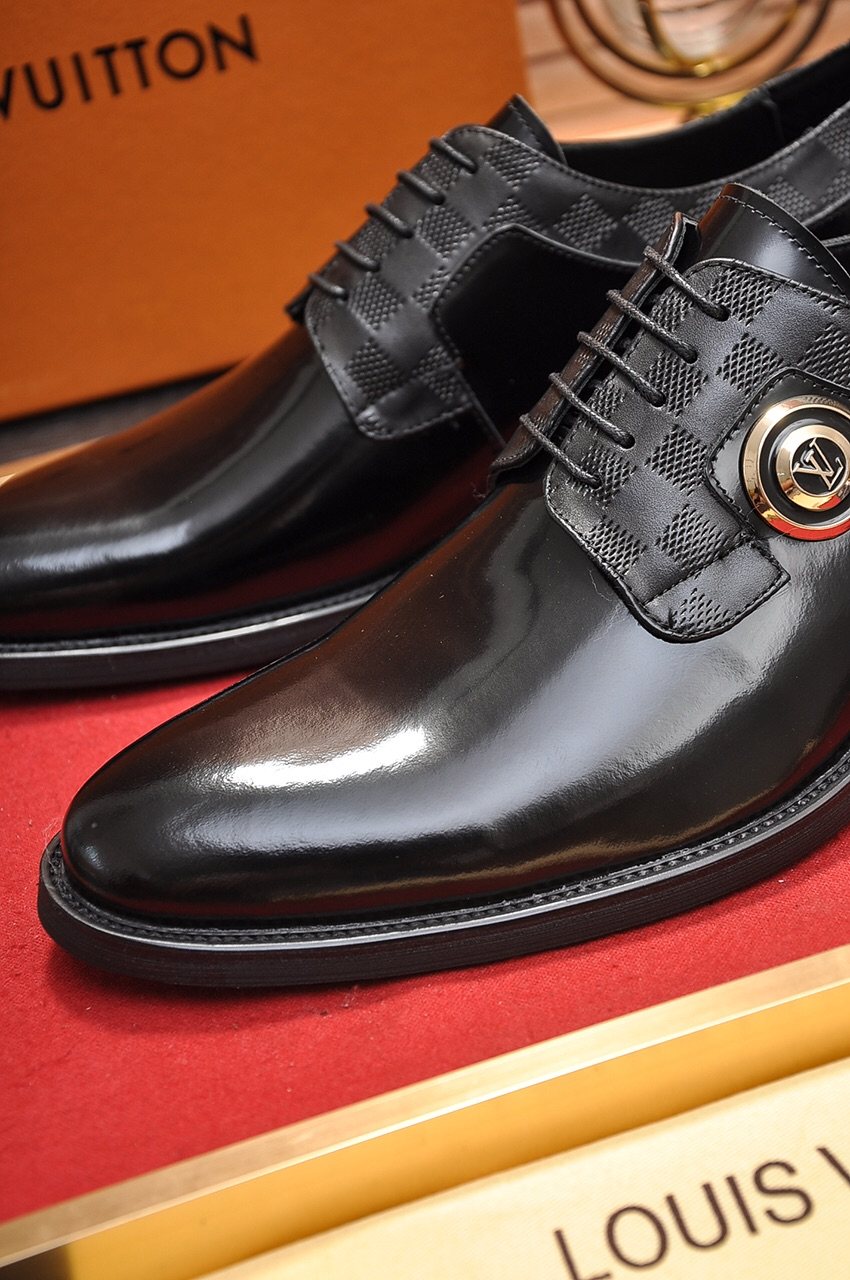 Louis Vuitton Black Glossy Lace-Up Dress Shoes — detail