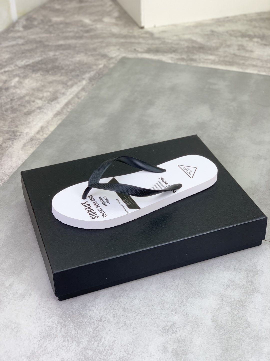 微商相册测试鞋子-Prada White & Black Graphic Flip-Flops — front
