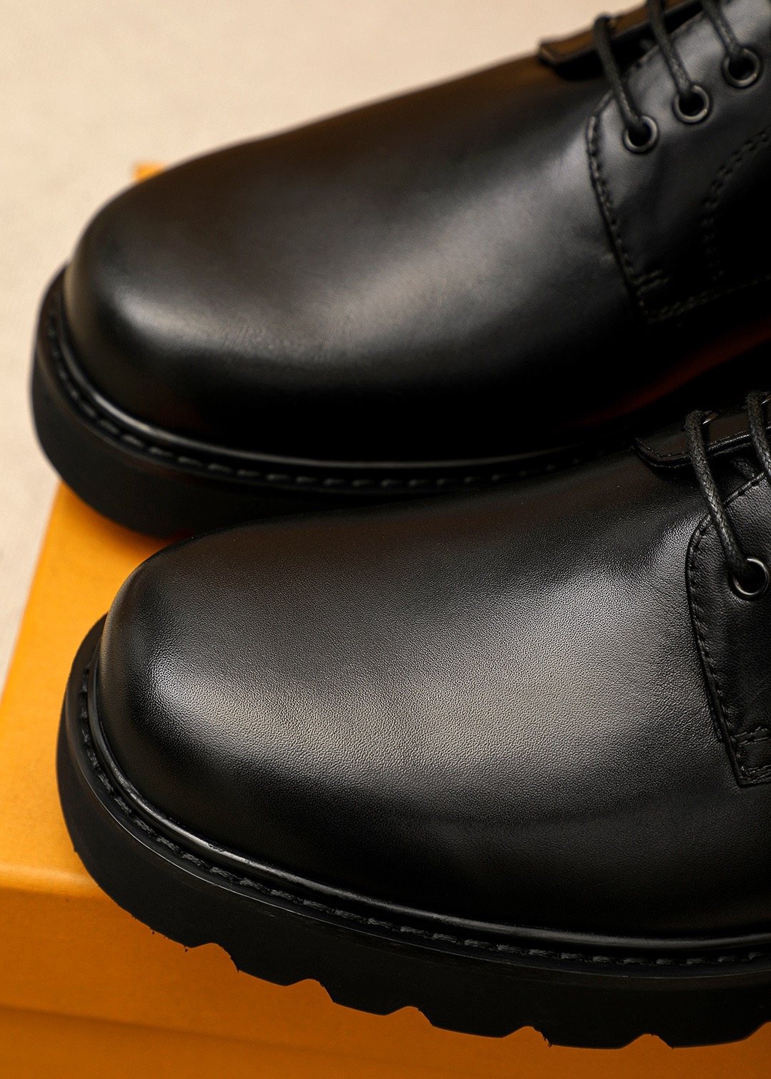 Louis Vuitton Black Lace-Up Business Shoes — detail