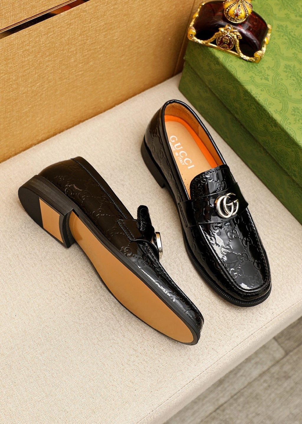 GUCCI Black Glossy Loafers — front