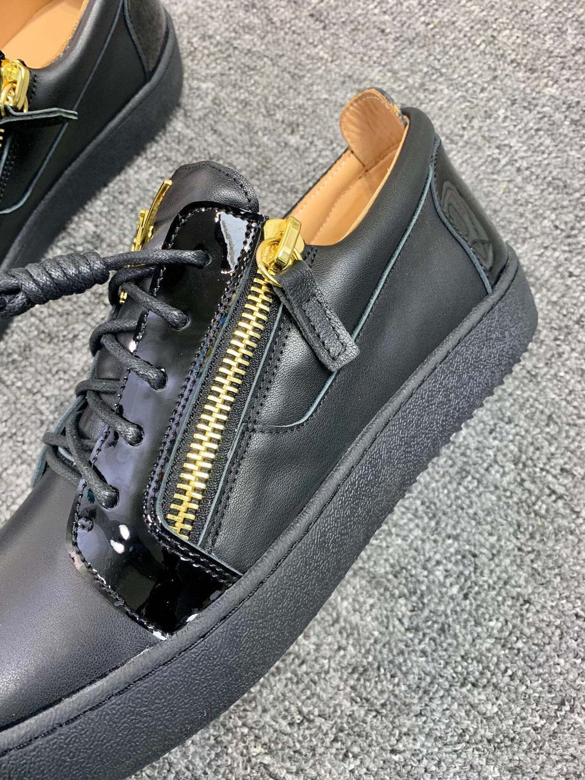 Giuseppe Zanotti Black Gold-Zip Low-Top Sneakers — detail
