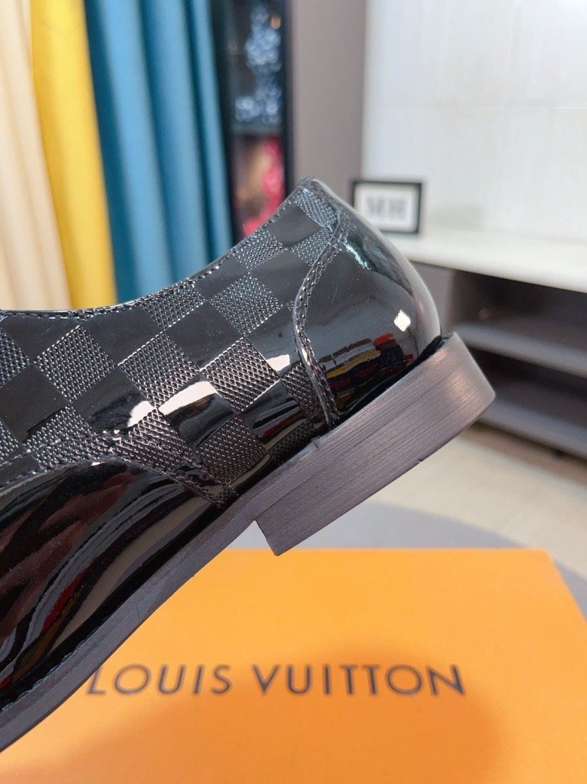 Louis Vuitton Black Glossy Lace-Up Dress Shoes — detail