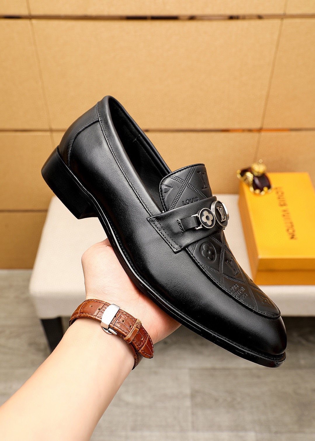 微商相册测试鞋子-Louis Vuitton Black Embossed Buckle Slip-On Shoes — model