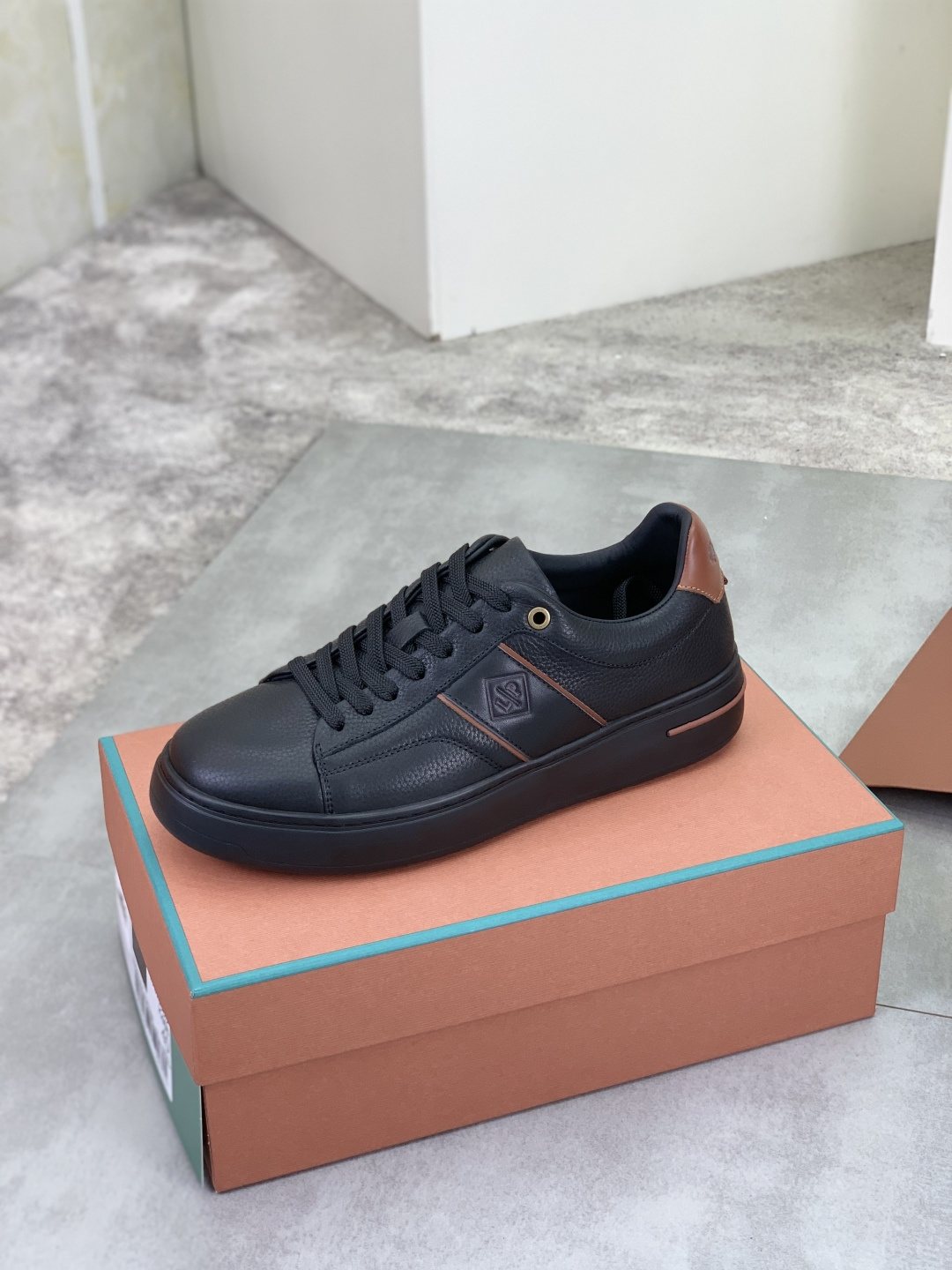 微商相册测试鞋子-Loro Piana Low-Top Sneakers with Brown Accents — side