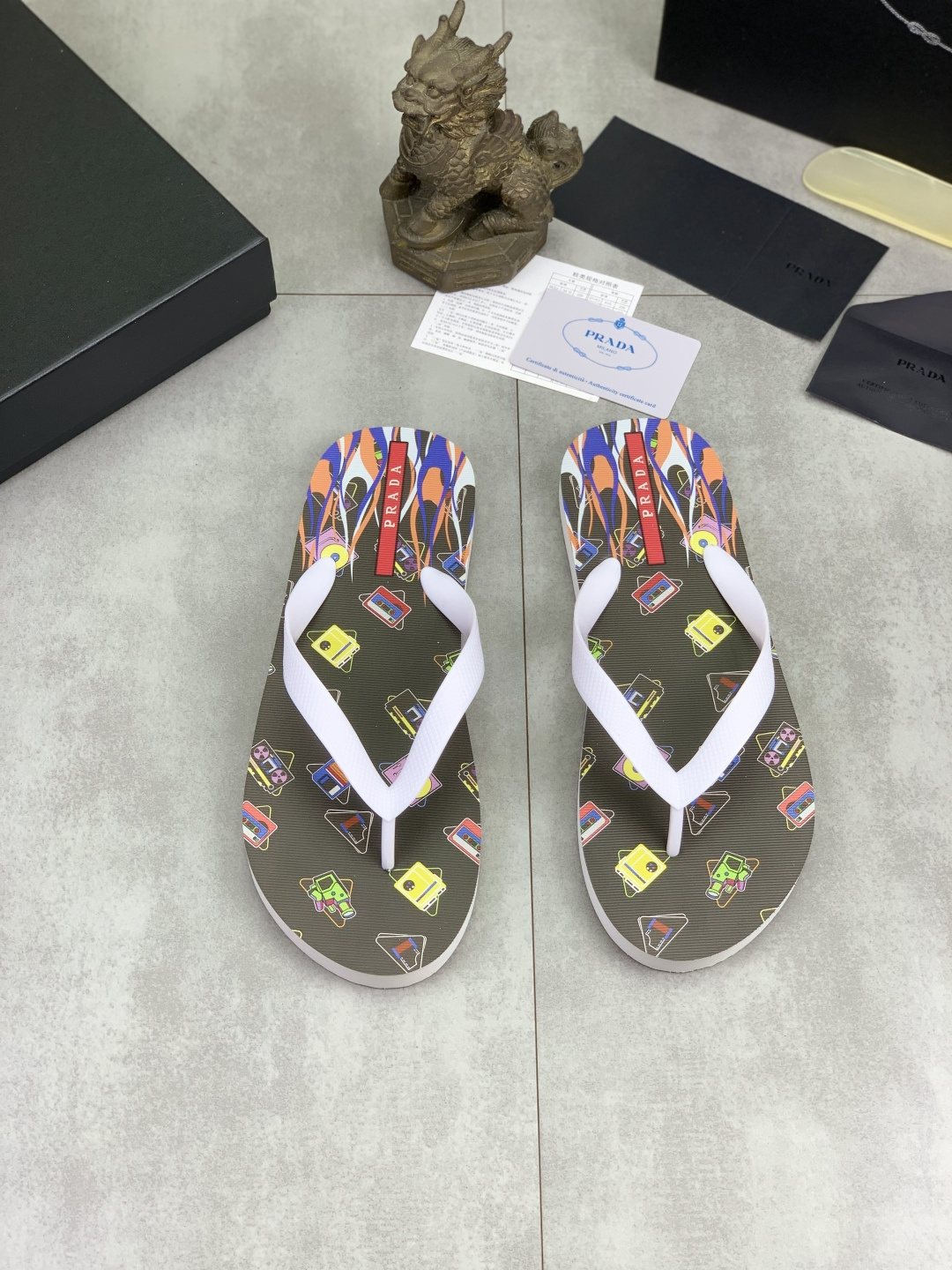 微商相册测试鞋子-Prada Multicolor Print Flip-Flops — hero