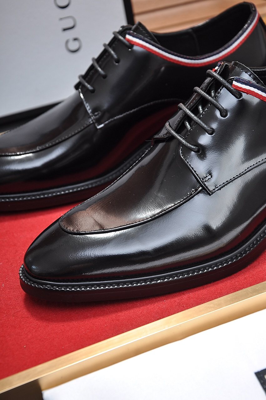 Gucci Polished Lace-Up Dress Shoes — detail