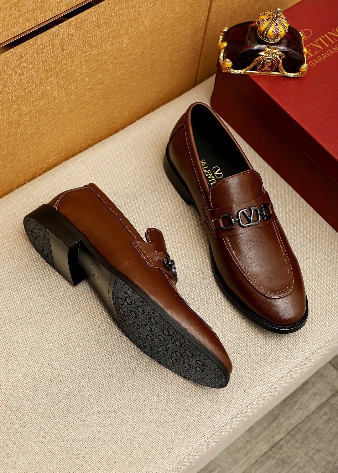 微商相册测试鞋子-Valentino Tapered Toe Loafers — front