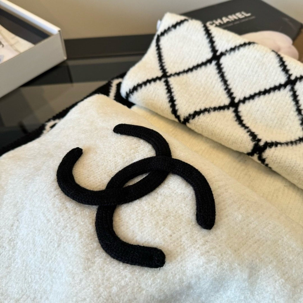 Chanel Ivory & Black Knit Scarf — detail