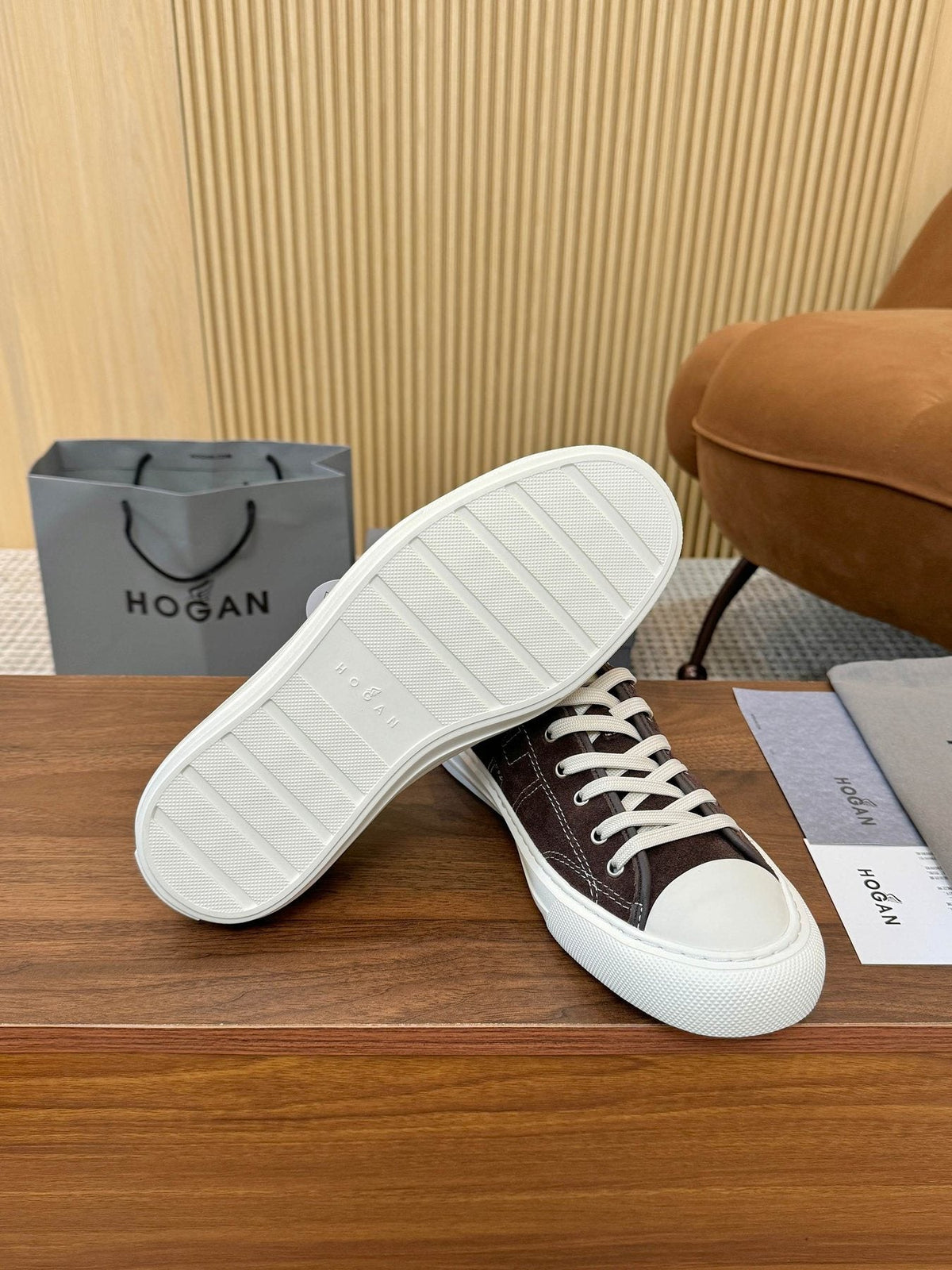 HOGAN H691 Low-Top Sneakers — side