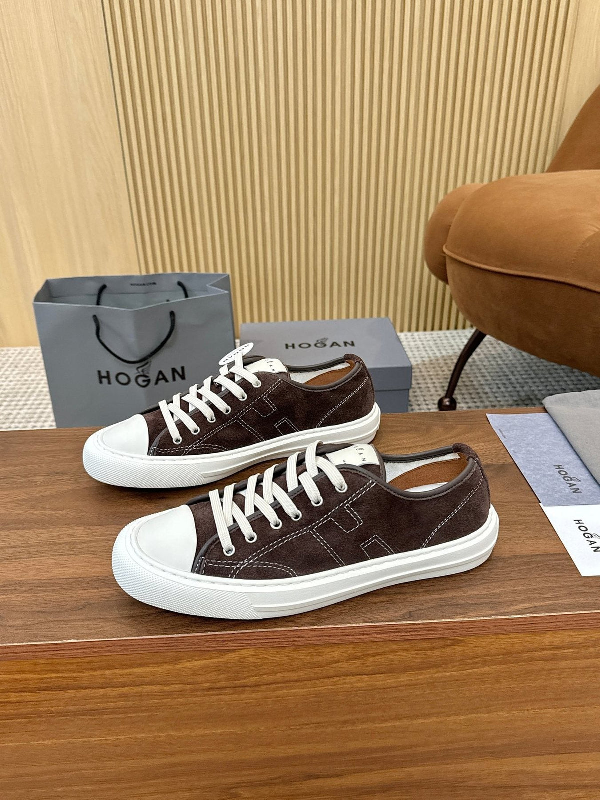 HOGAN H691 Low-Top Sneakers — front