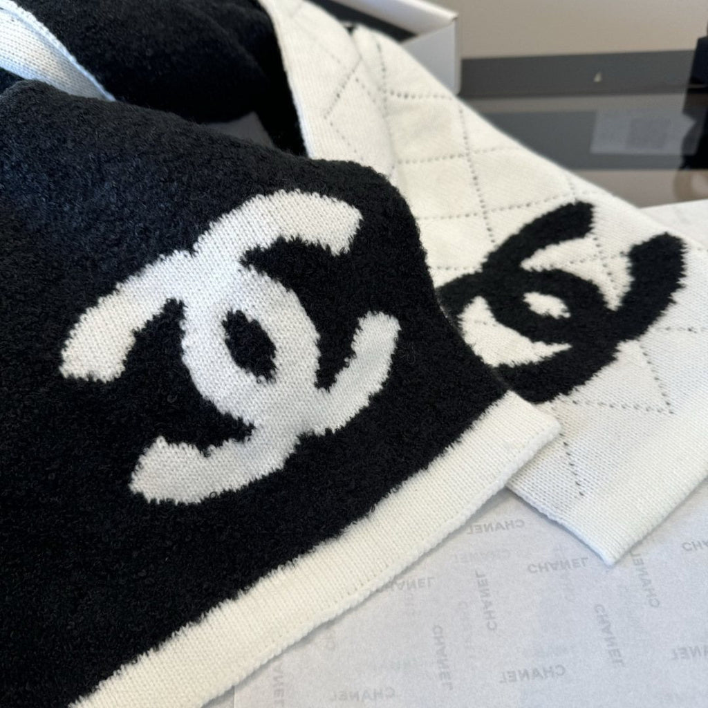 Chanel Beige and Cream Motif Knitted Scarf — detail