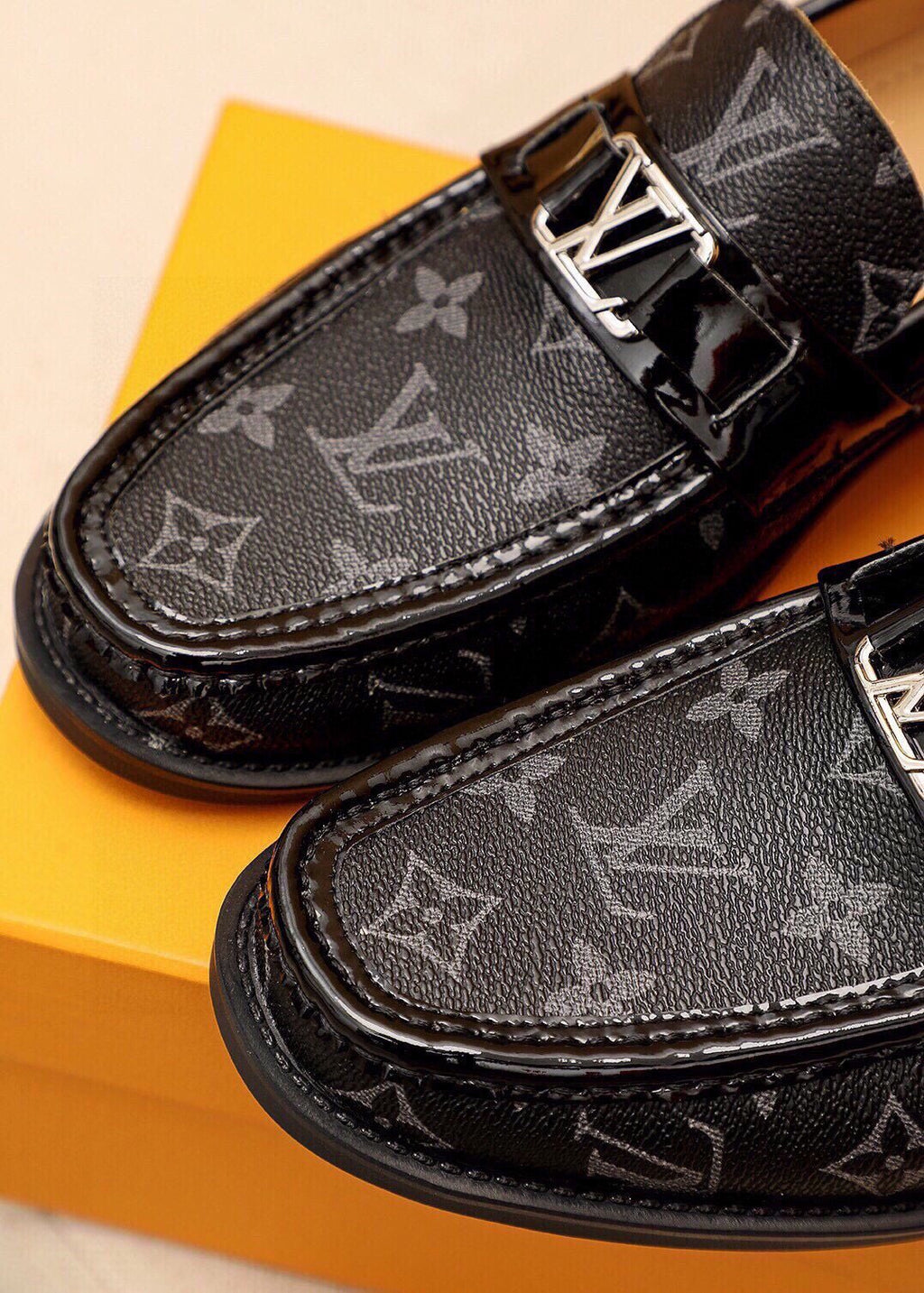 微商相册测试鞋子-Louis Vuitton Monogram Buckle Loafers — detail
