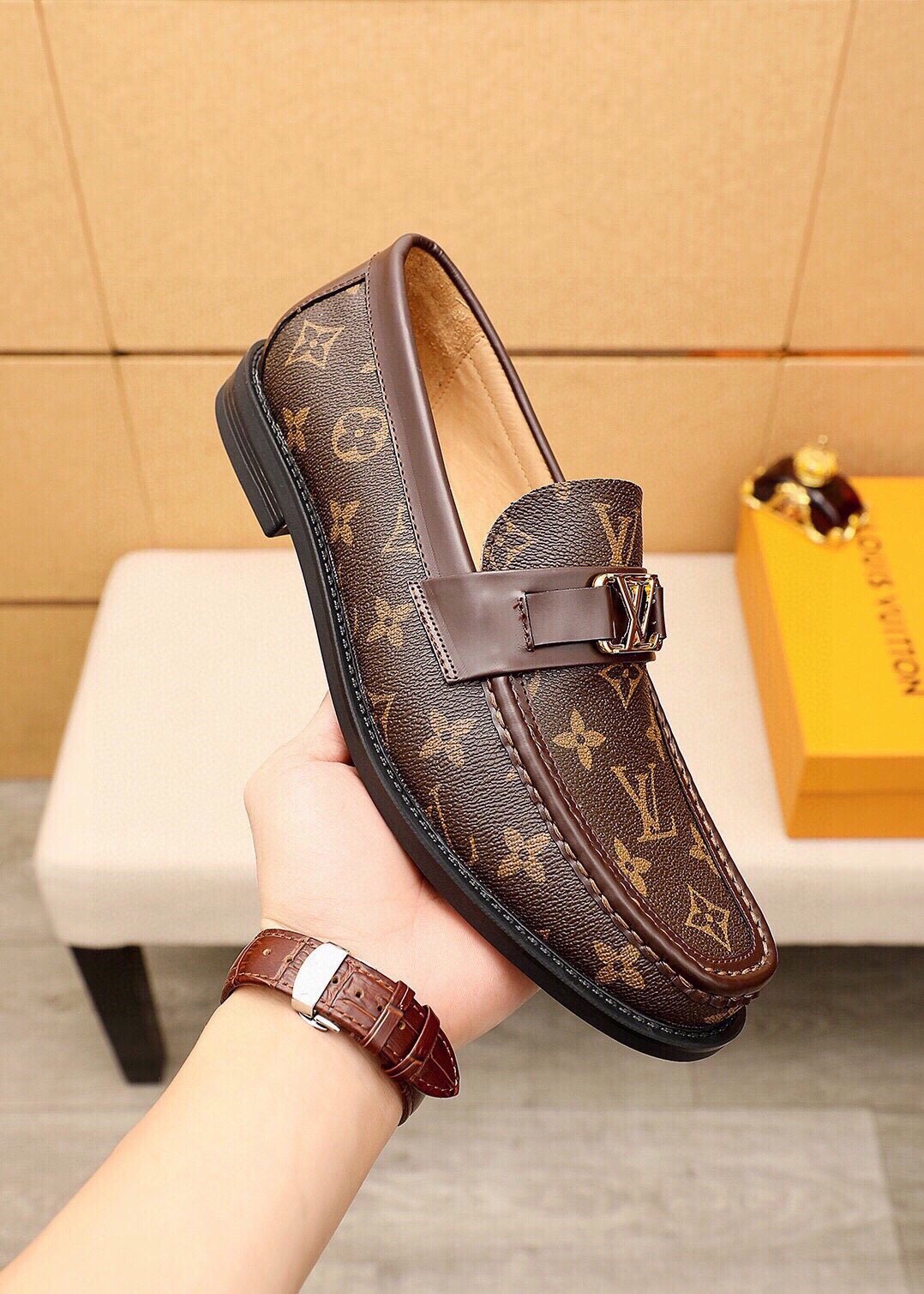 微商相册测试鞋子-Louis Vuitton Monogram Buckle Loafers — model