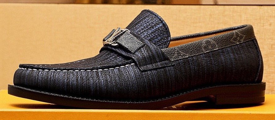 微商相册测试鞋子-Louis Vuitton Black Textured Loafers — hero