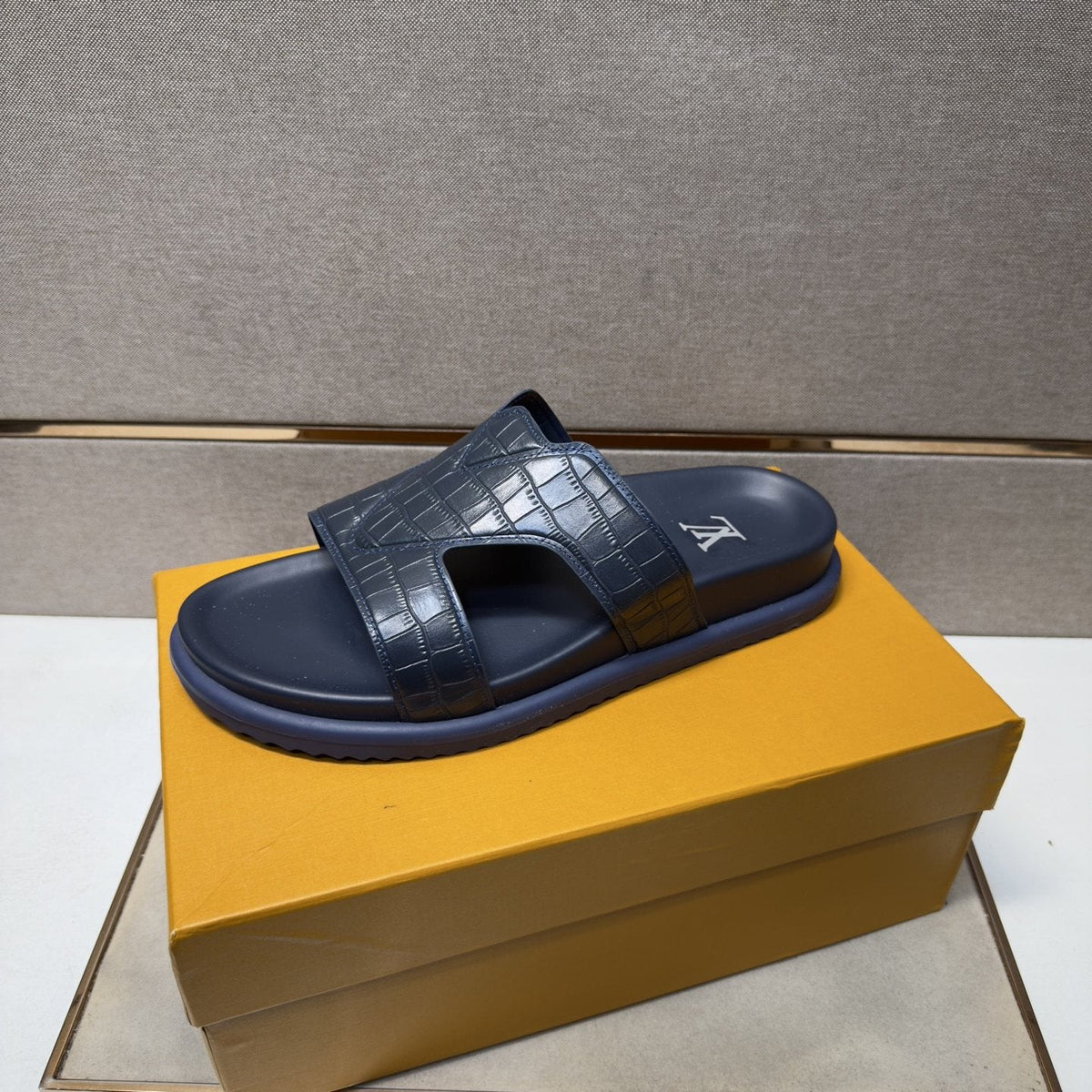 Men’s Textured Crossover Slide Sandals — front