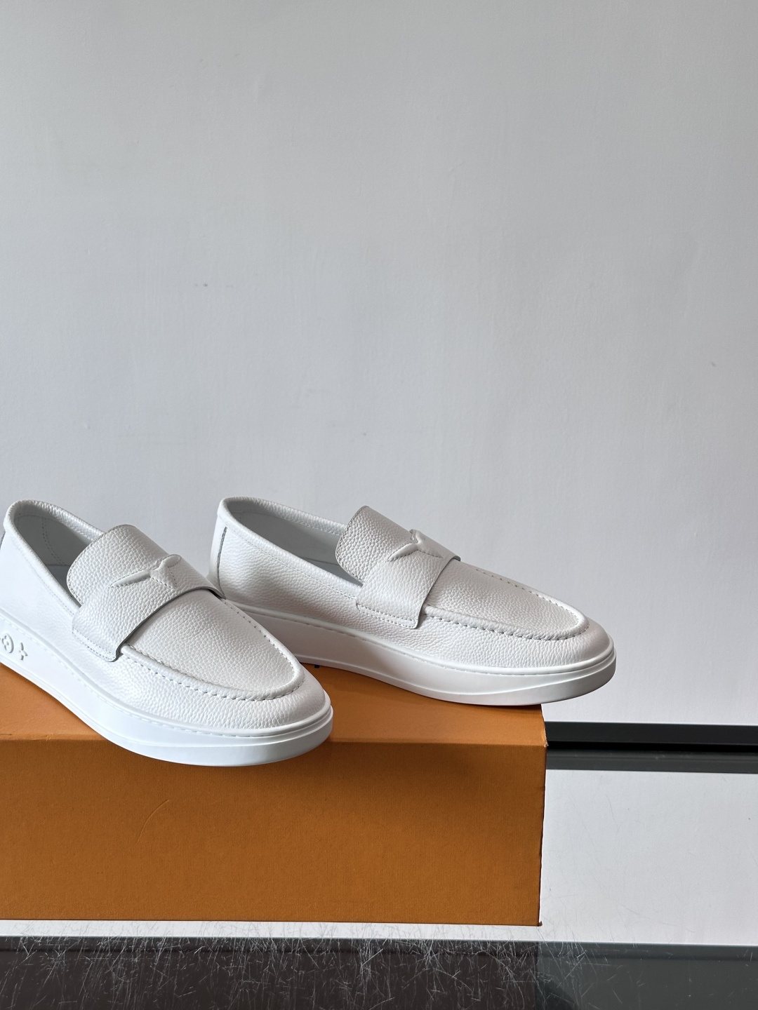 微商相册测试鞋子-Louis Vuitton Textured Platform Slip-On Loafers — side