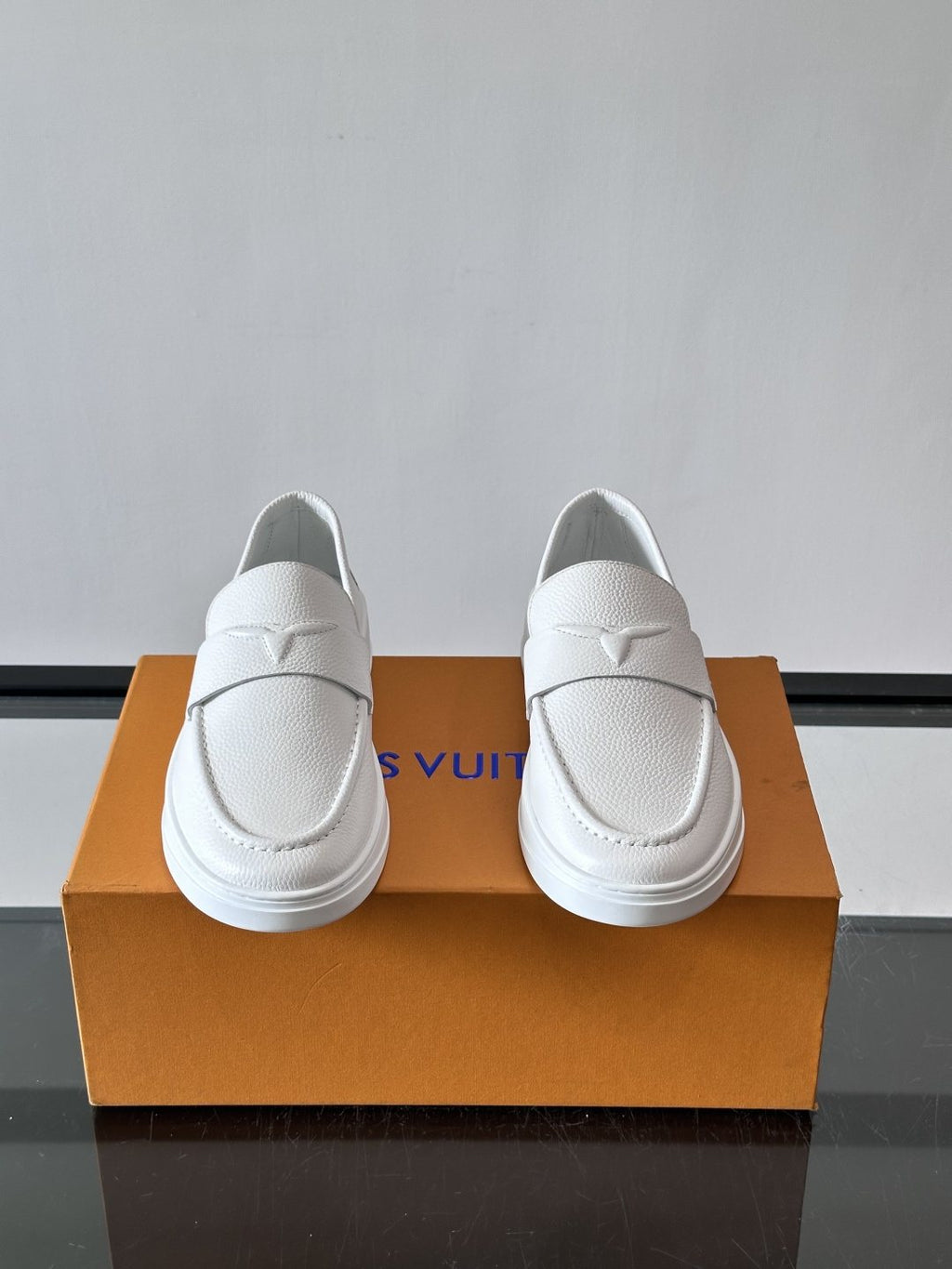 微商相册测试鞋子-Louis Vuitton Textured Platform Slip-On Loafers — front