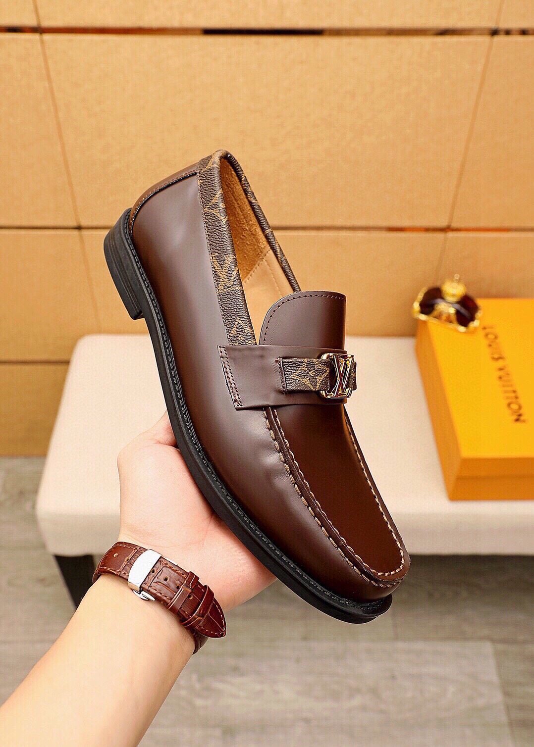 微商相册测试鞋子-Louis Vuitton Moc-Toe Hardware Loafers — model