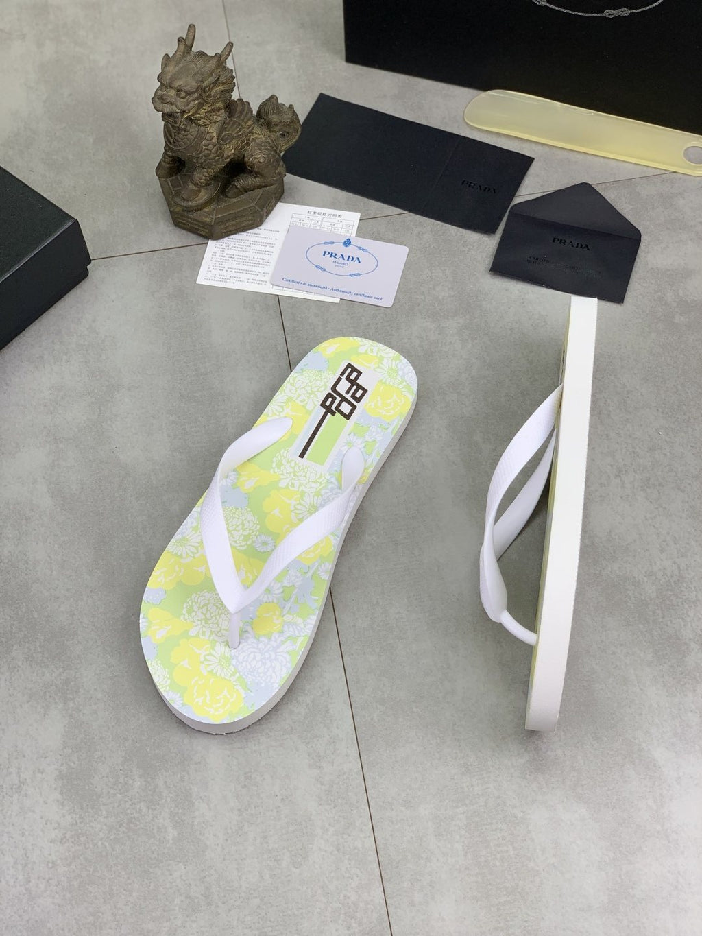微商相册测试鞋子-Prada Floral Thong Flip-Flops — side