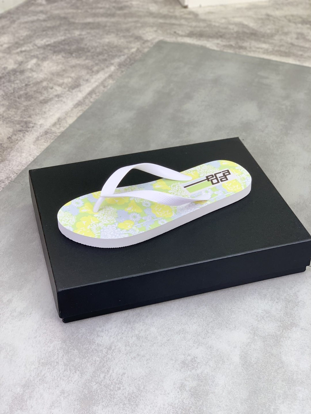 微商相册测试鞋子-Prada Floral Thong Flip-Flops — front