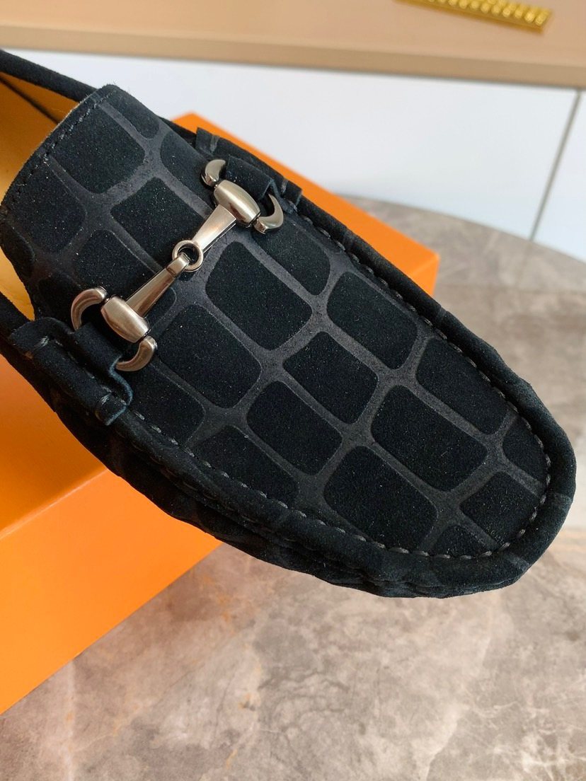 Gucci Textured Horsebit Loafers — detail