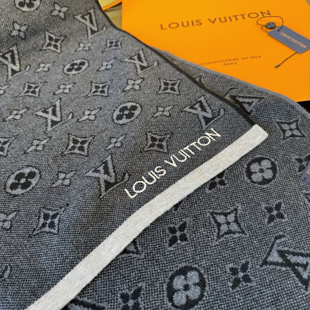 Louis Vuitton Gray Knit Scarf with Contrast Trim — detail