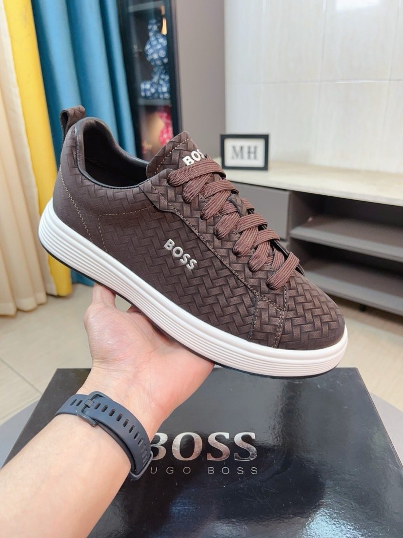 Hugo Boss Textured Low-Top Sneakers — model