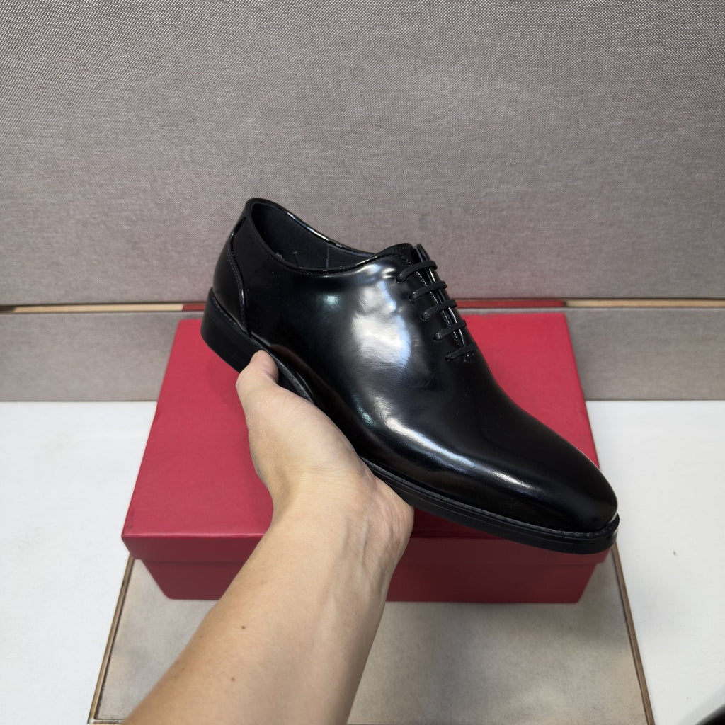 Ferragamo Men's Lace-Up Oxford Shoes — model