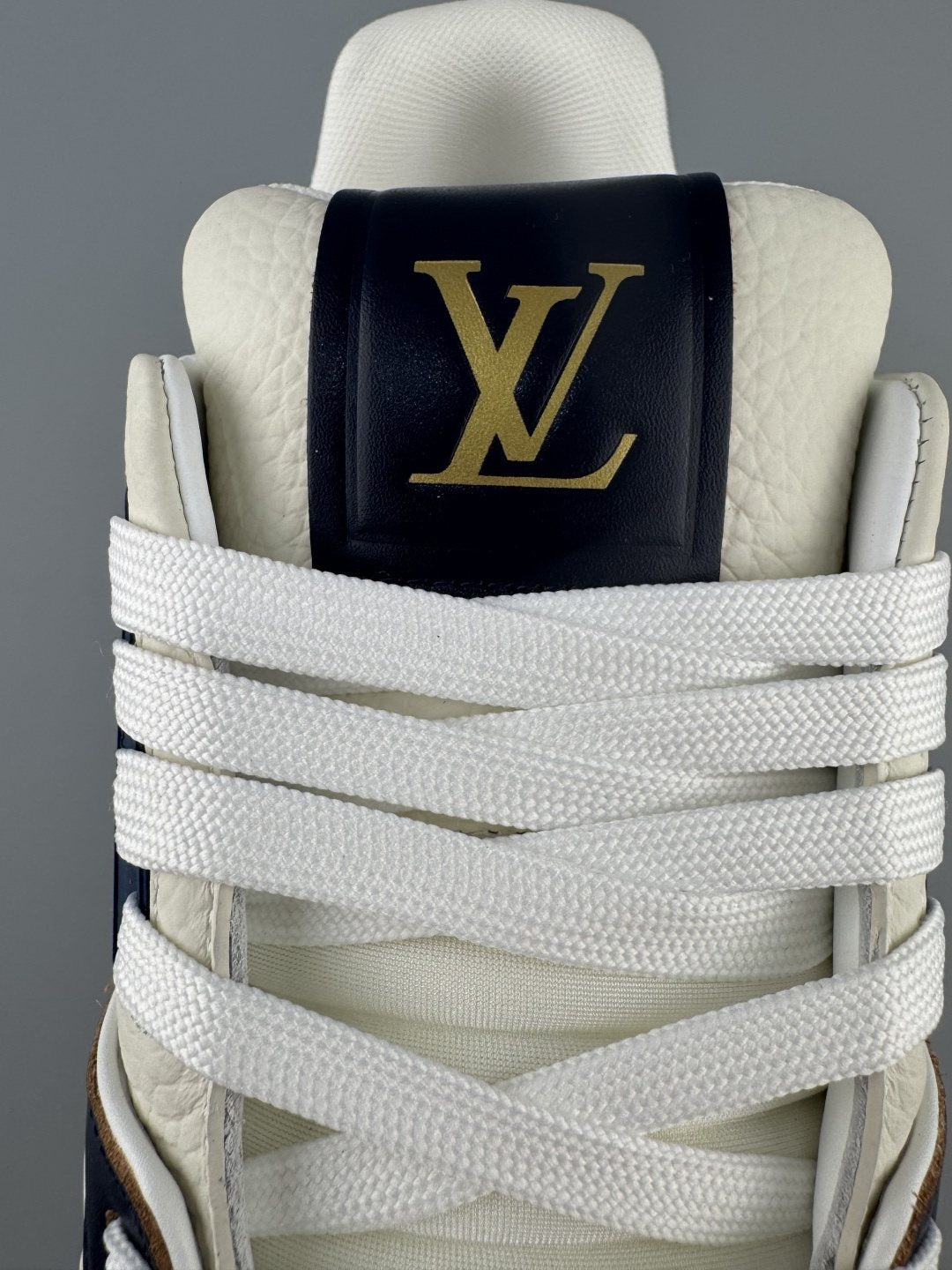 Louis Vuitton White & Navy Low-Top Sneakers — detail