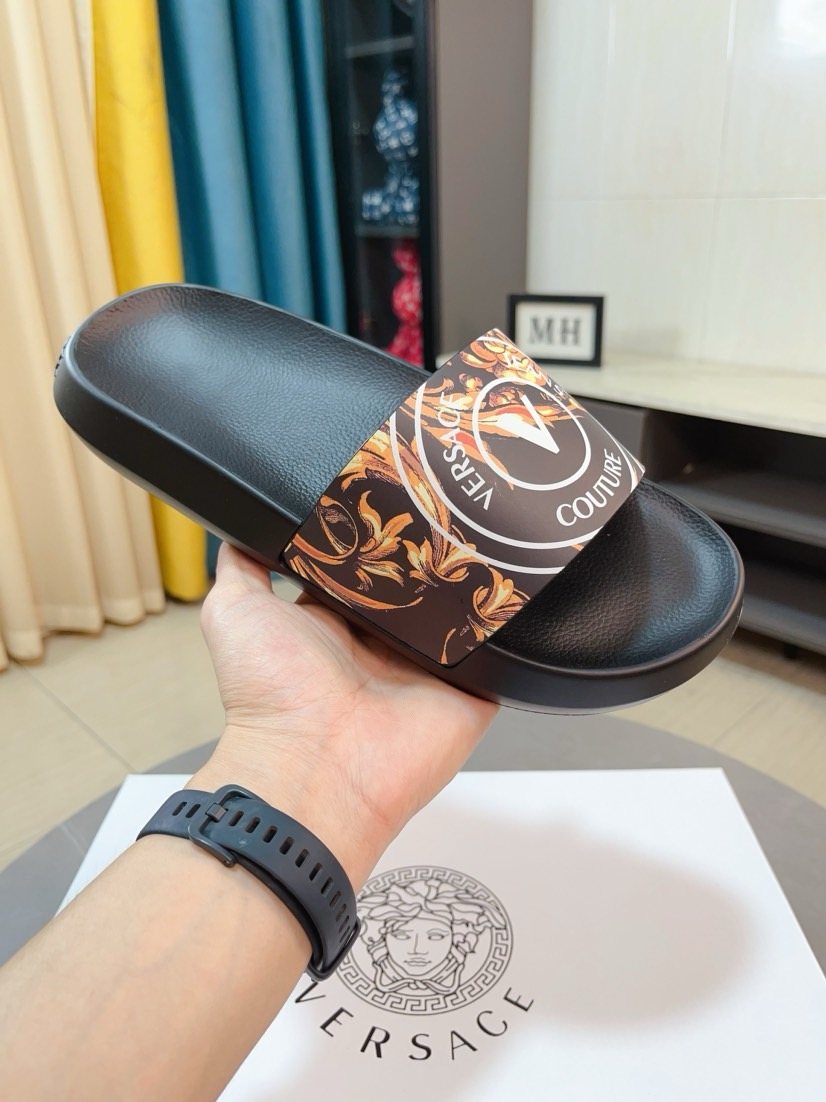 微商相册测试鞋子-Versace Baroque Print Slide Sandals — model