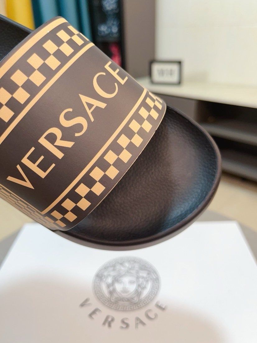 微商相册测试鞋子-Versace Patterned Slide Sandals — detail