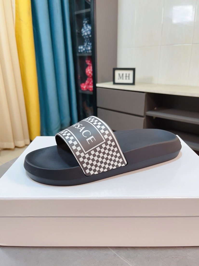 微商相册测试鞋子-Versace Patterned Slide Sandals — model