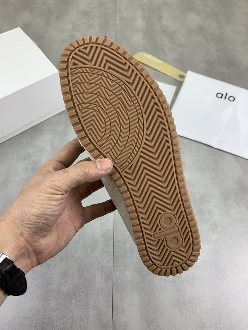 微商相册测试鞋子-Alo Gum Sole Low-Top Sneakers — back