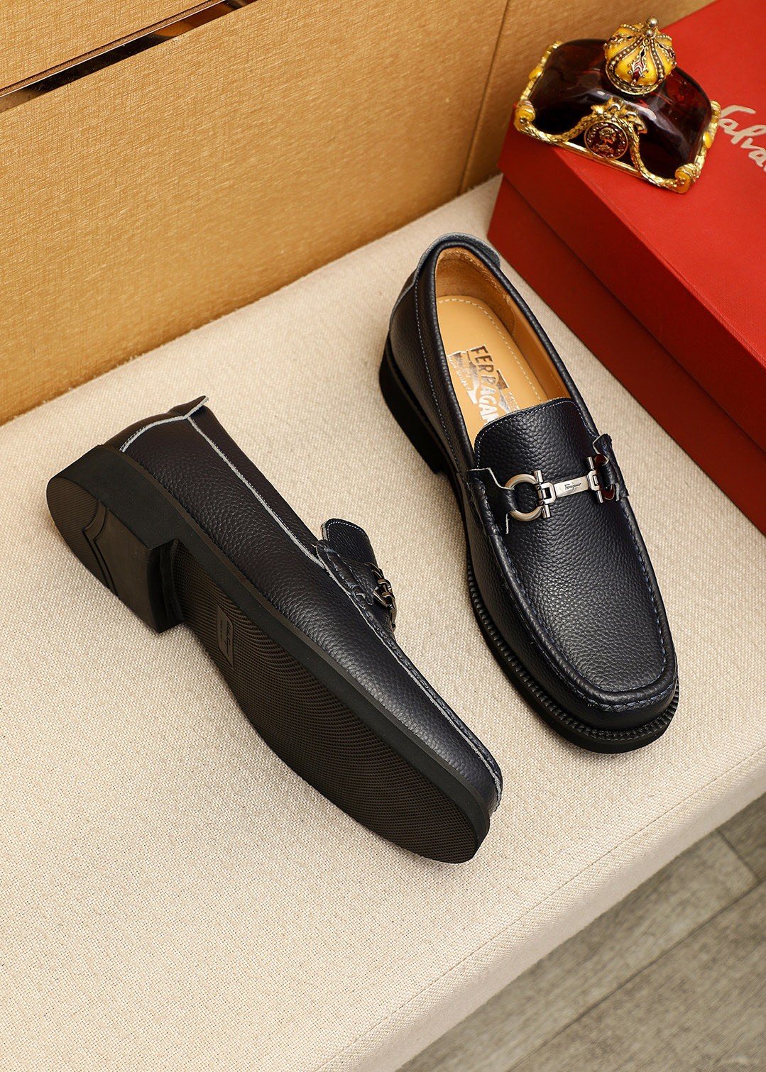 Ferragamo Black Pebble-Grain Bit Loafers — side